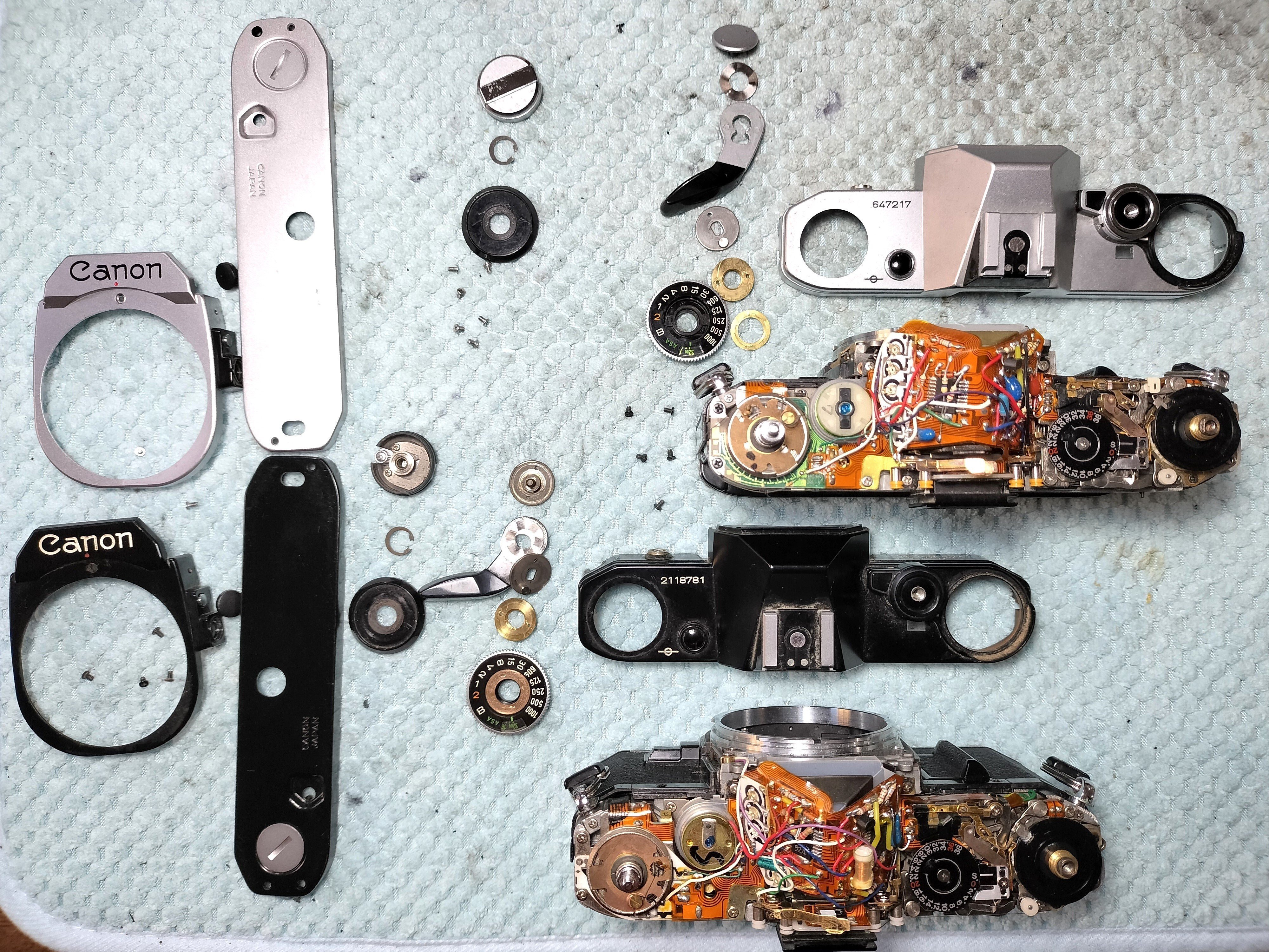 一眼レフカメラのシルバー→ブラック交換｜フィルムカメラ修理のアクア