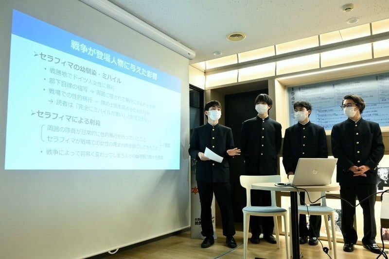 戦争が登場人物に与えた影響・変化について発表する慶應高校の生徒