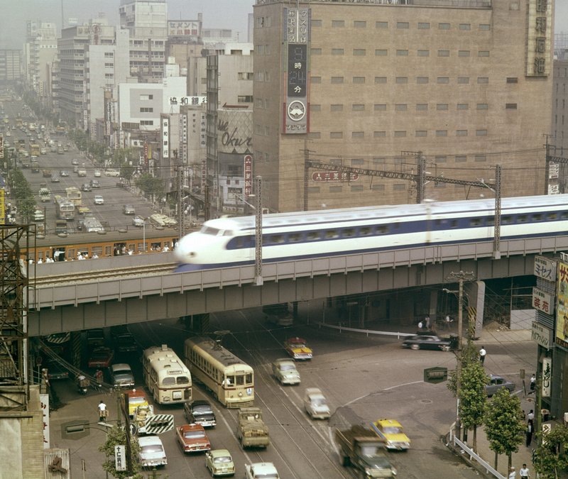 東京都心を走る東海道新幹線＝1964年