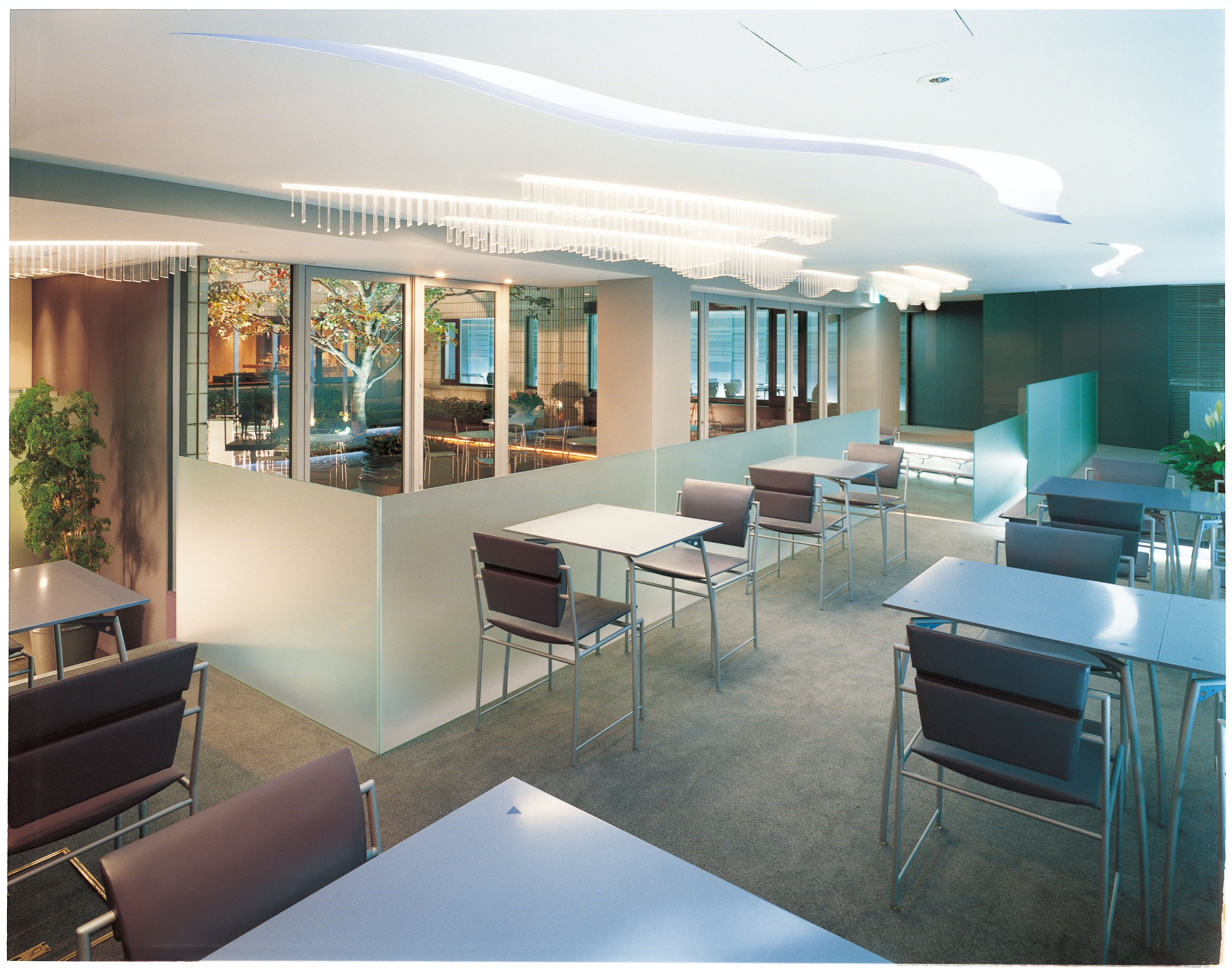 青山ピカソ ガラステーブル