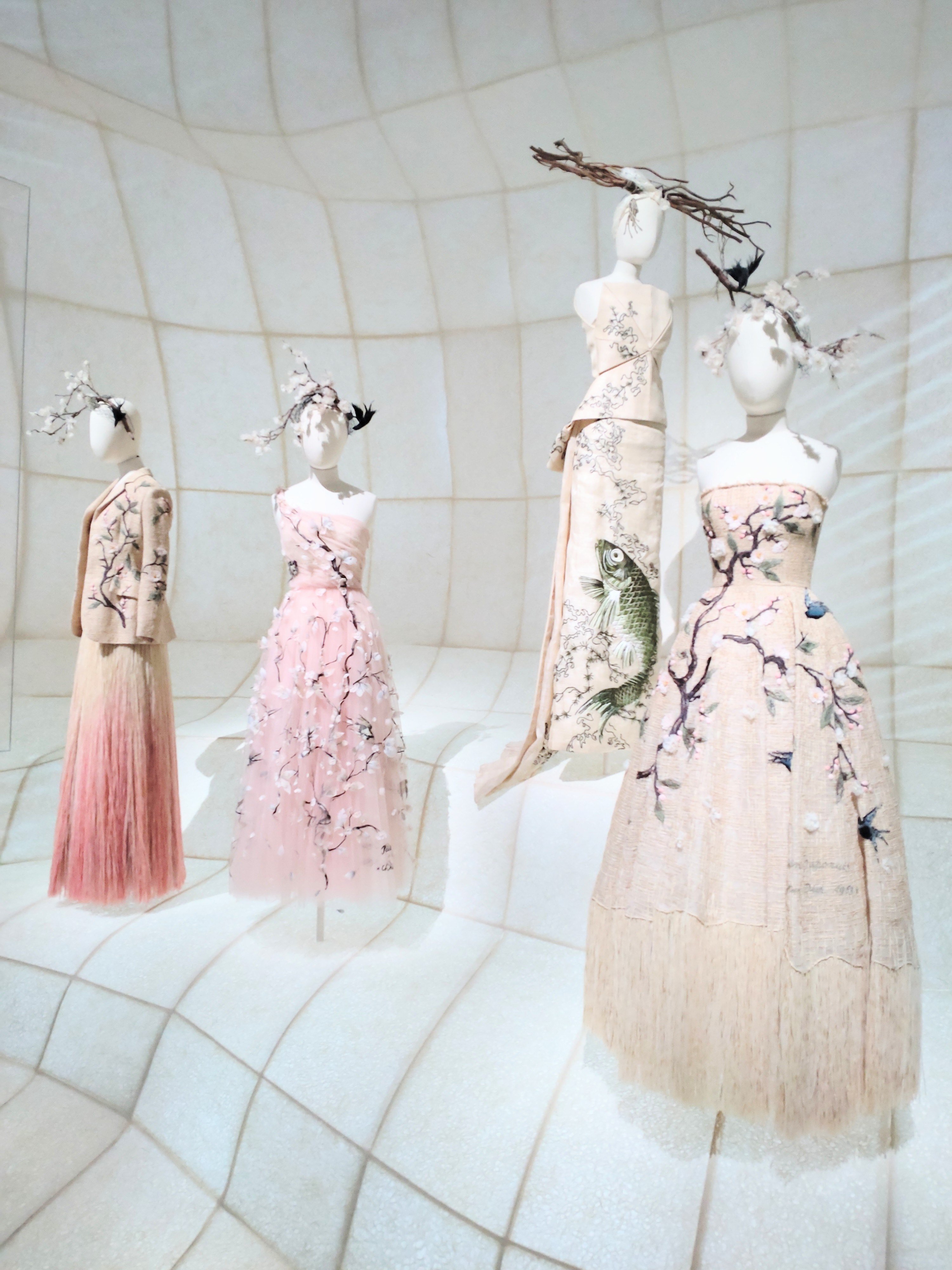 ディオール　Dior エレガントなパーティードレス ピンクとイエロー ディオール Dior エレガントなパーティードレス ピンクとイエロー