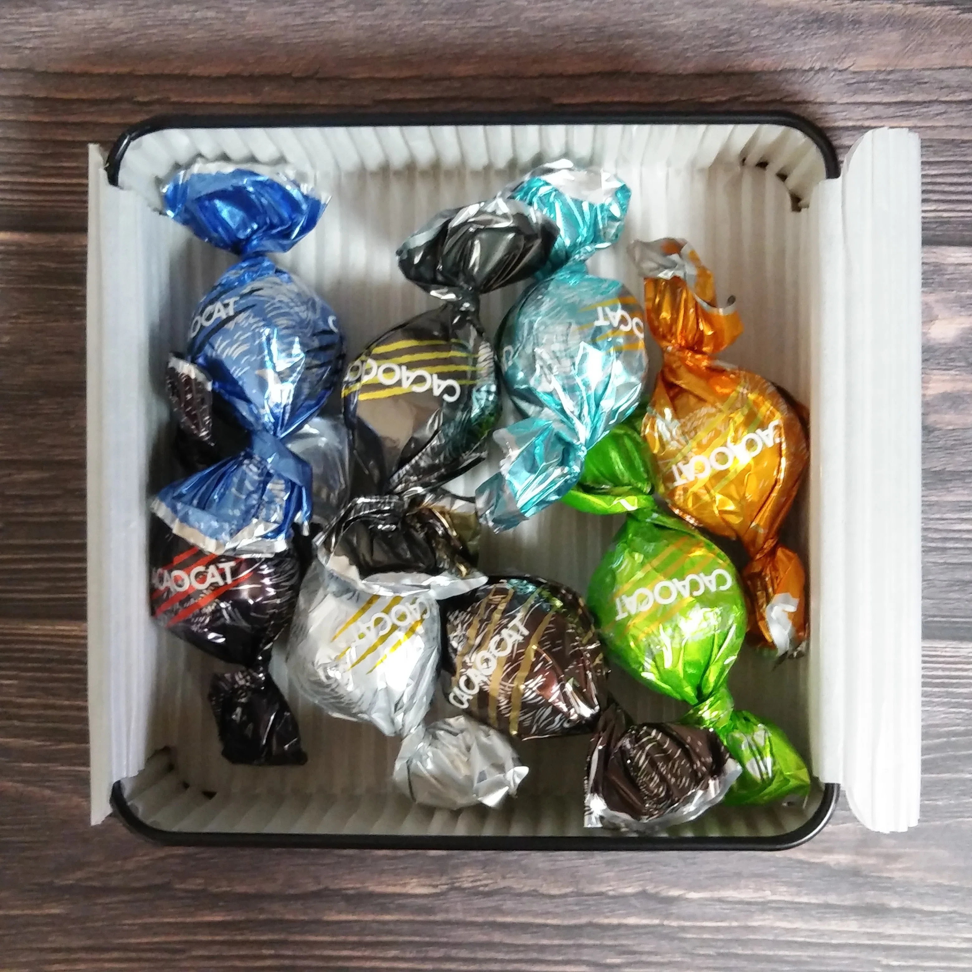 黒猫のチョコはいかが？｜三谷乃亜