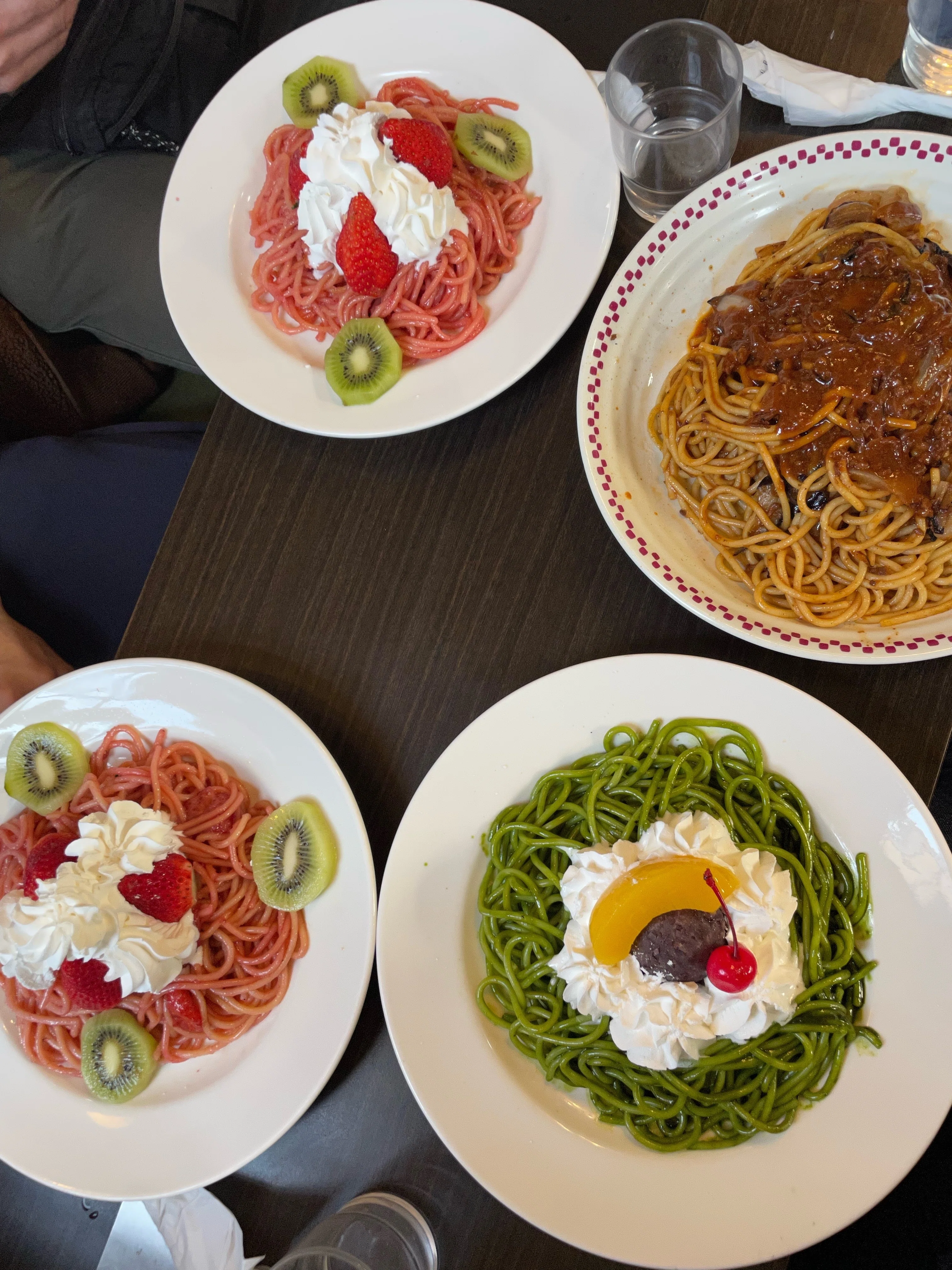 喫茶マウンテンでイタリア人4人がパスタ議論｜マッシ｜エッセイスト