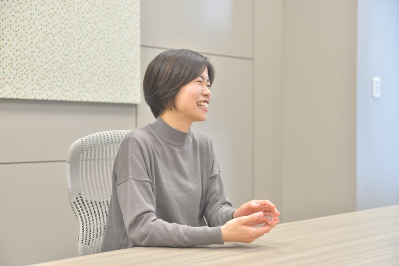 笑顔で話す菅野さん