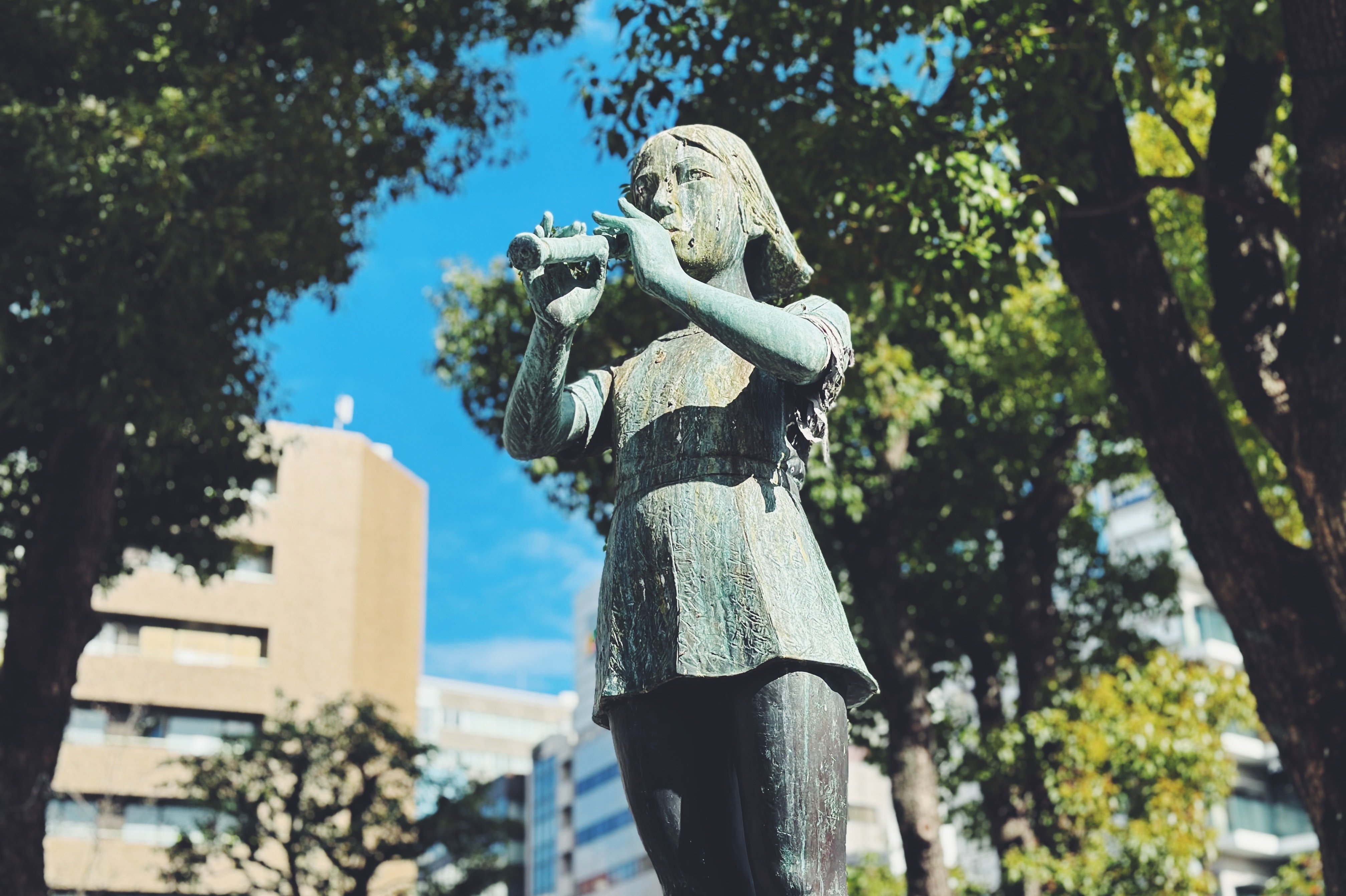 大森駅の笛を吹く少女像「調べ」 #5105｜稲垣純也