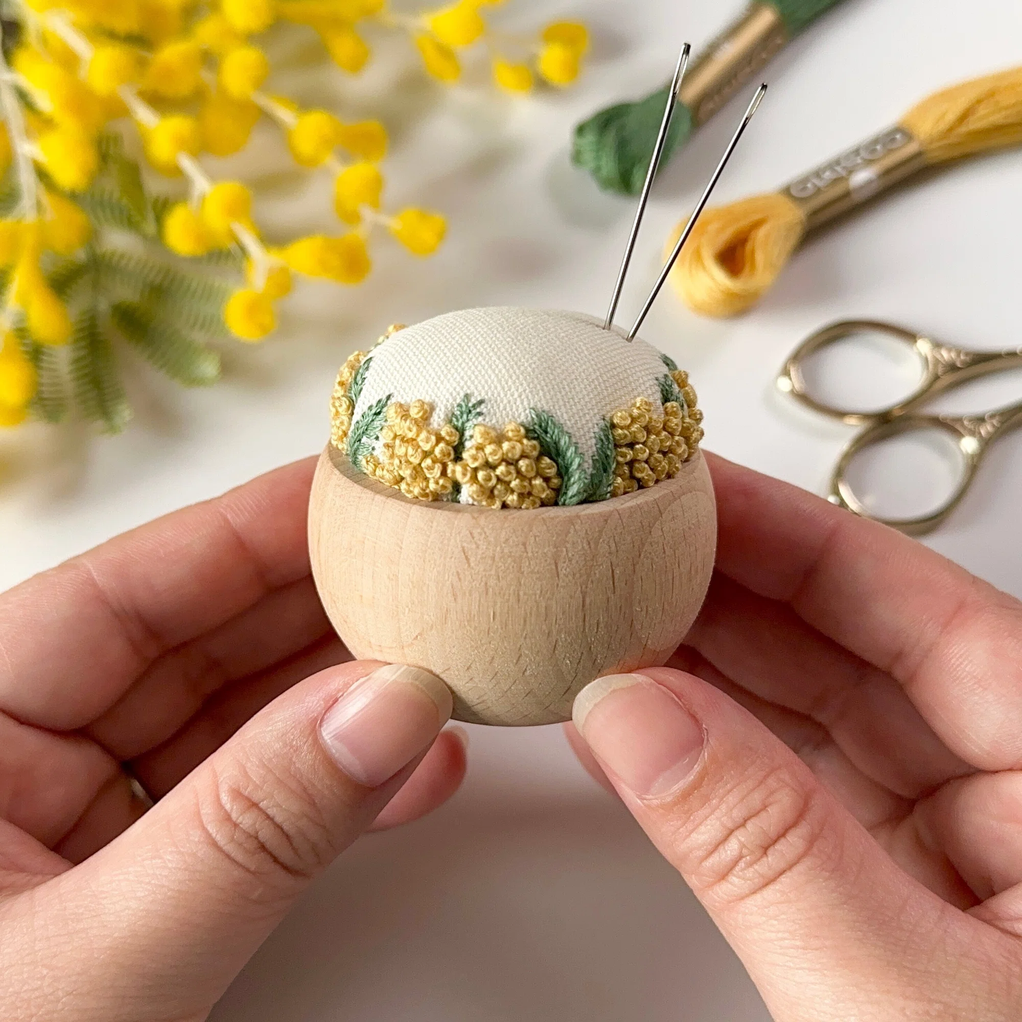 ミモザのピンクッションが刺繍キットになります！販売のお知らせ｜はな