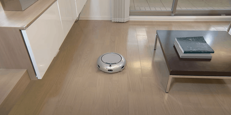 家のリビングをうろちょろ走るロボット掃除機 COCOROBO
