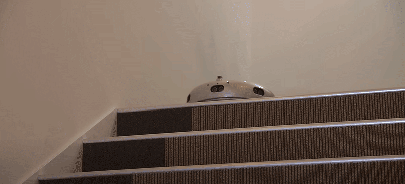 階段の上から見下ろすロボット掃除機 COCOROBO