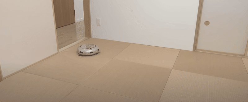 畳の部屋を掃除するロボット掃除機 COCOROBO