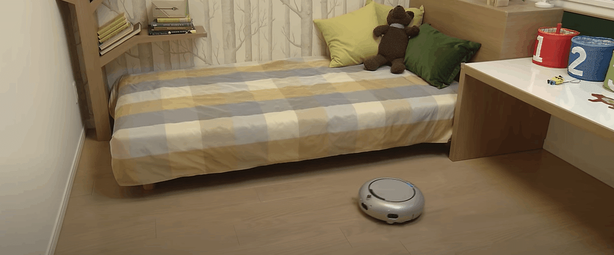 寝室を掃除するロボット掃除機 COCOROBO