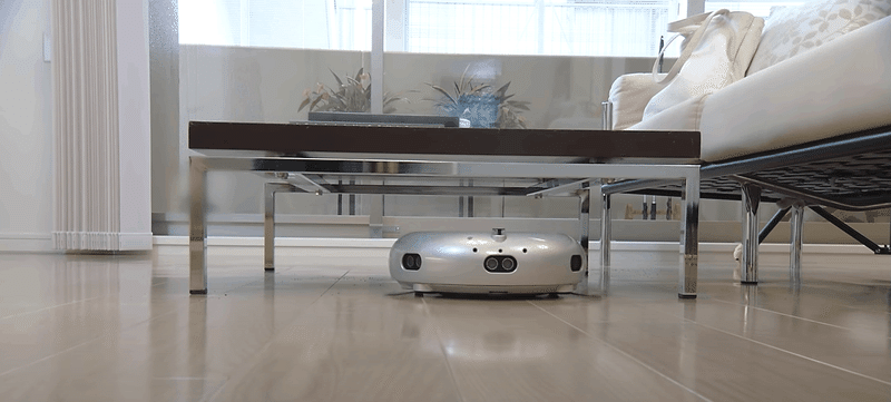 テーブルの下を掃除するロボット掃除機 COCOROBO