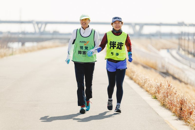 伴走の長谷さんとともに走る重田さんの写真