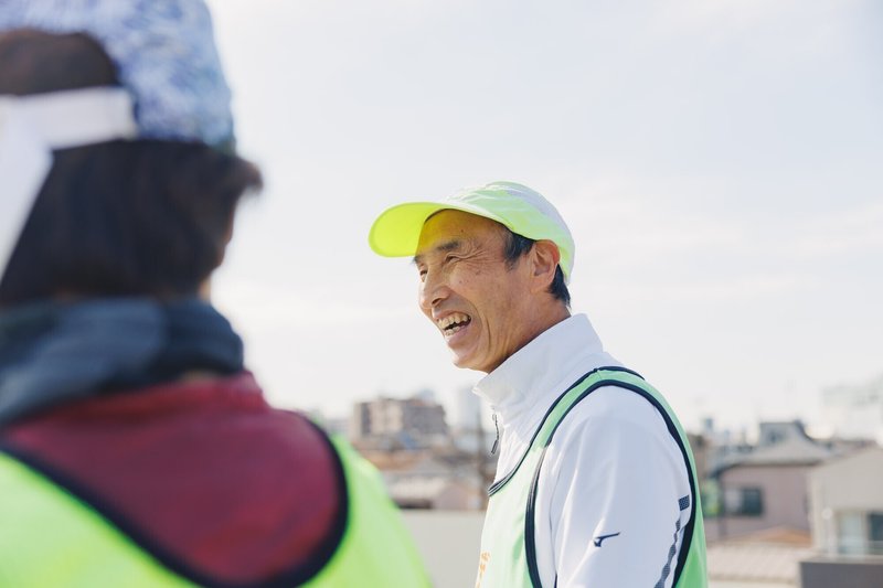 長谷さんが手前に写り、奥に笑顔の重田さんがいる写真