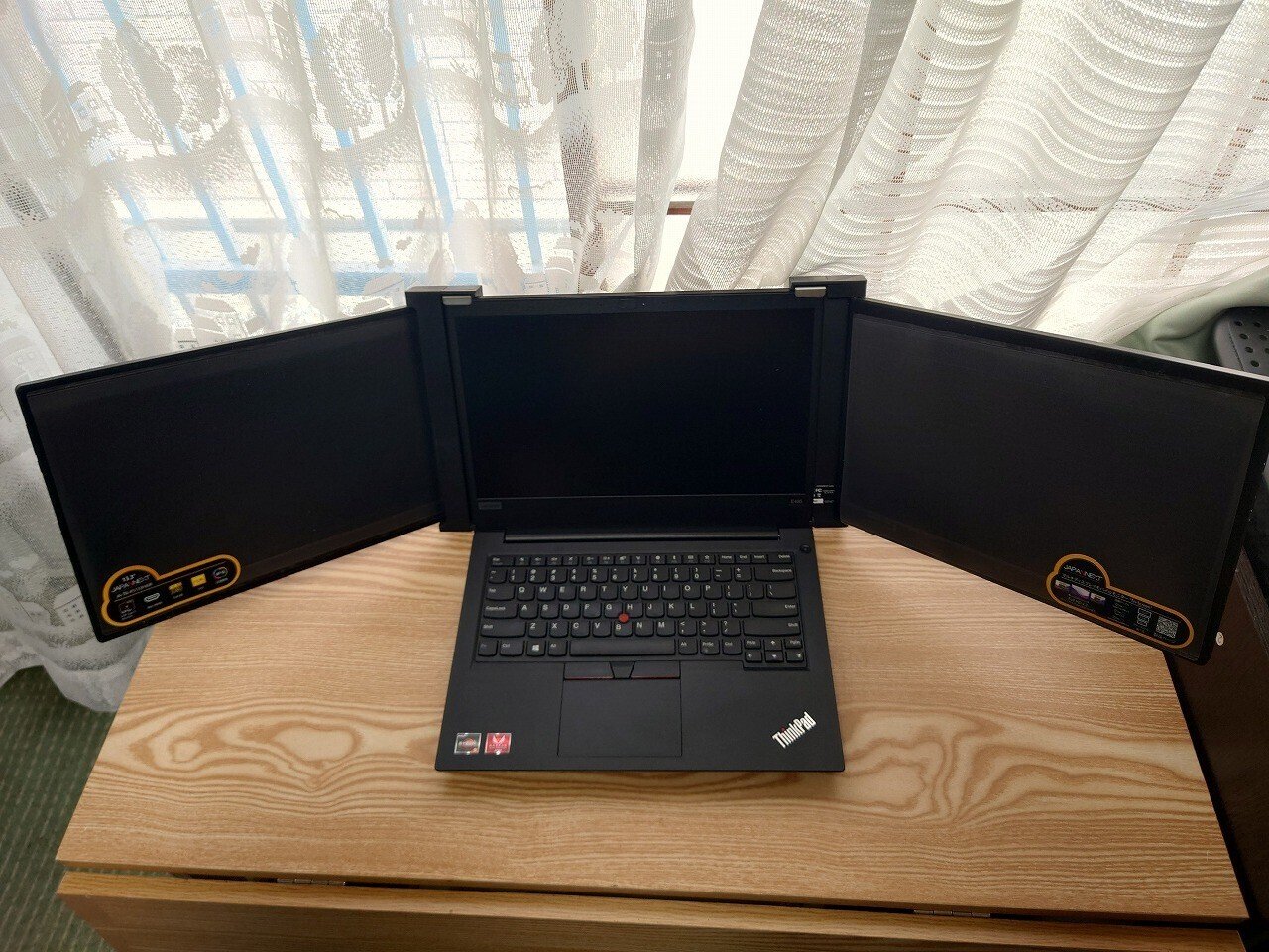 だいたいどこでもノートPCを3画面化:JAPANNEXT Tri-Screen だいたいどこでもノートPCを3画面化:JAPANNEXT Tri-Screen