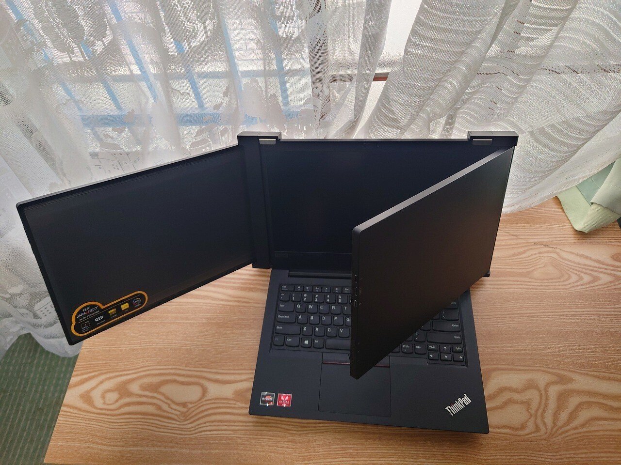 だいたいどこでもノートPCを3画面化:JAPANNEXT Tri-Screen だいたいどこでもノートPCを3画面化:JAPANNEXT Tri-Screen