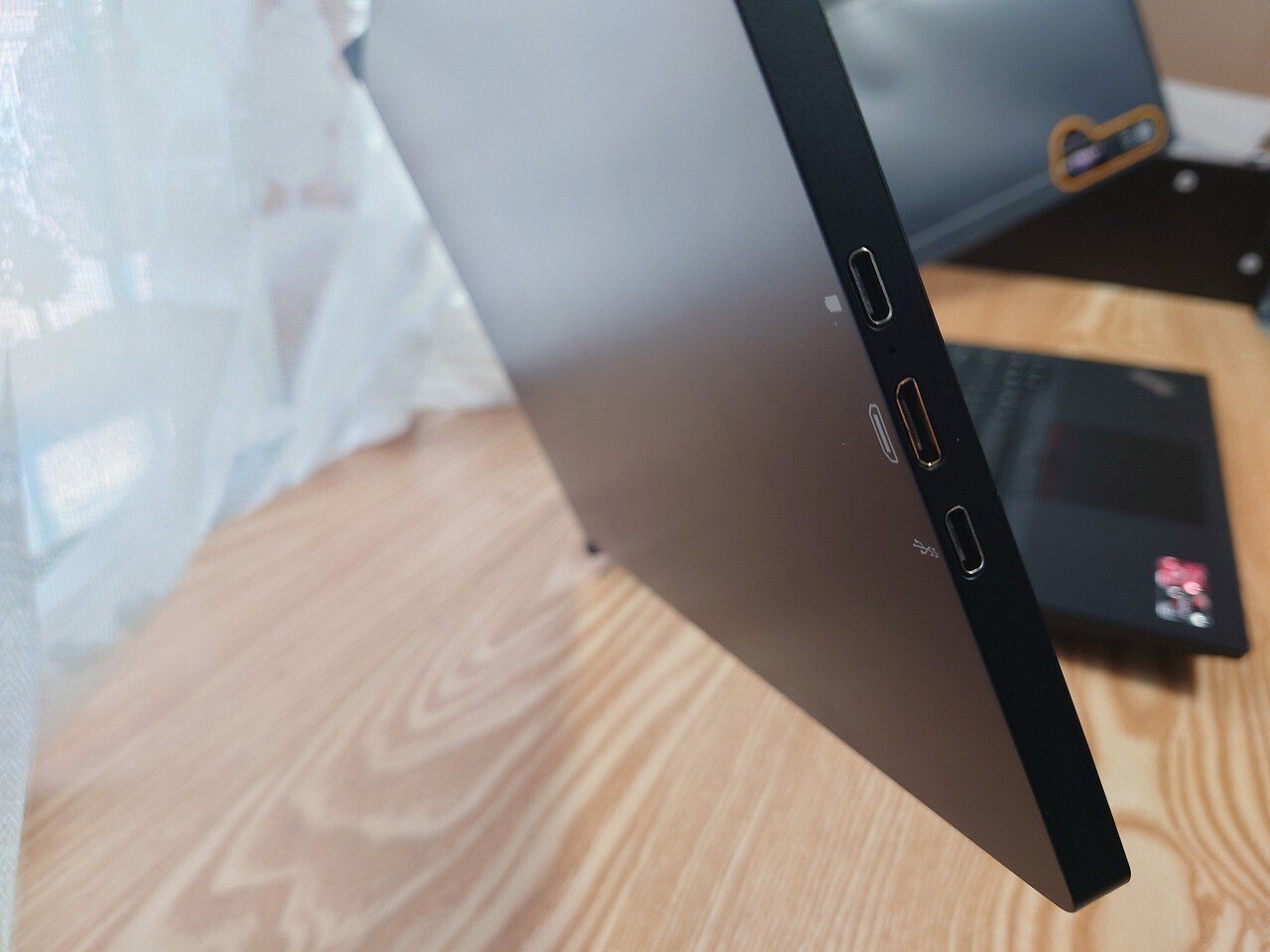 だいたいどこでもノートPCを3画面化:JAPANNEXT Tri-Screen だいたいどこでもノートPCを3画面化:JAPANNEXT Tri-Screen
