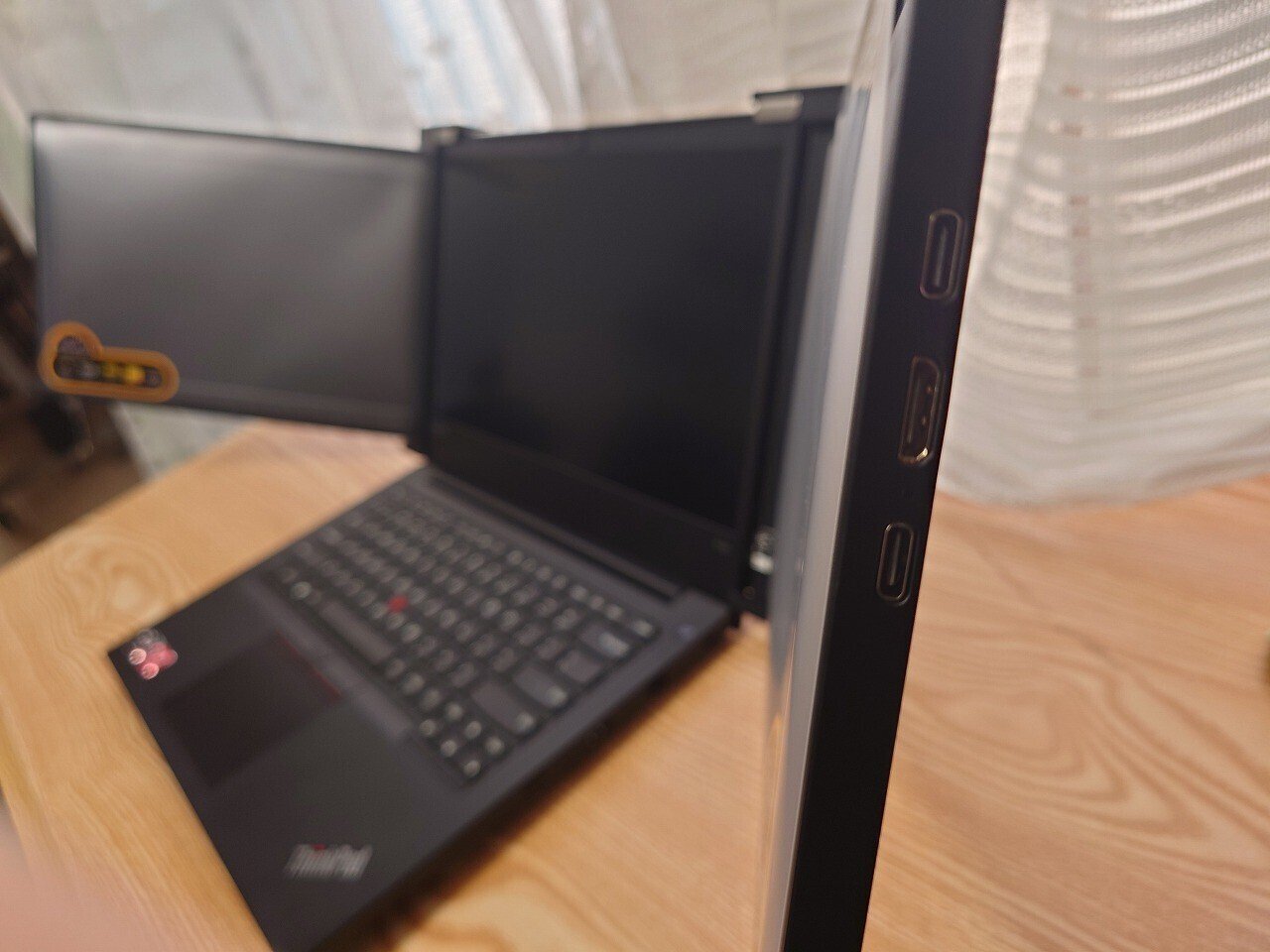 だいたいどこでもノートPCを3画面化:JAPANNEXT Tri-Screen だいたいどこでもノートPCを3画面化:JAPANNEXT Tri-Screen
