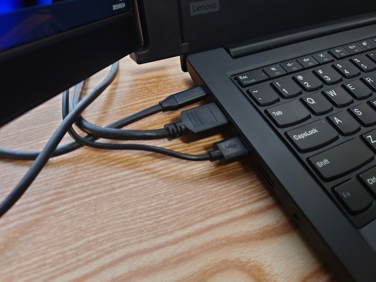 だいたいどこでもノートPCを3画面化:JAPANNEXT Tri-Screen だいたいどこでもノートPCを3画面化:JAPANNEXT Tri-Screen