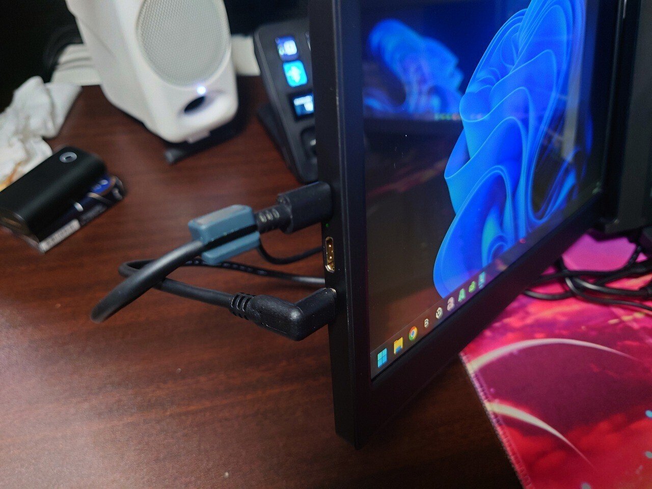 だいたいどこでもノートPCを3画面化:JAPANNEXT Tri-Screen だいたいどこでもノートPCを3画面化:JAPANNEXT Tri-Screen