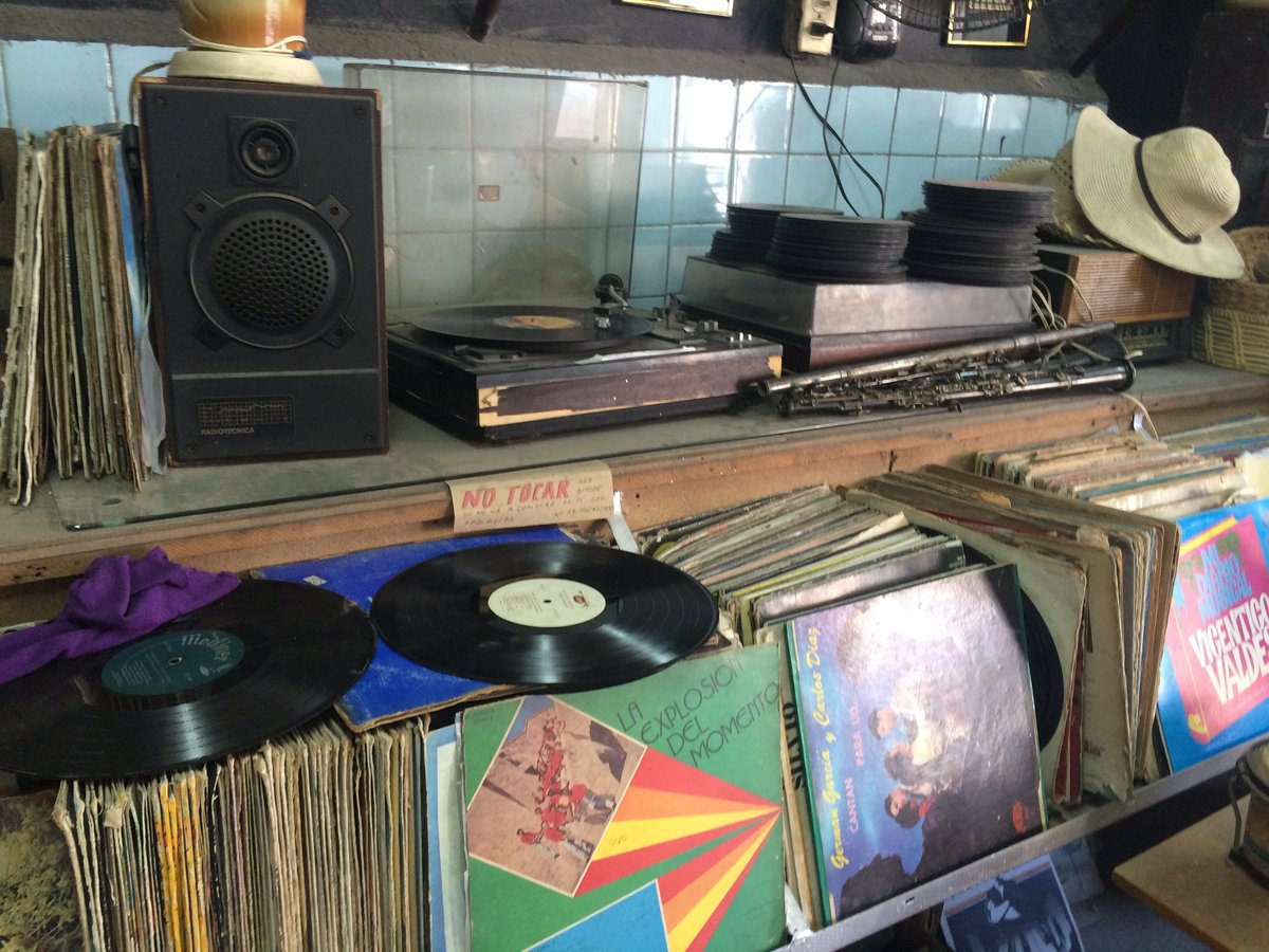 レコードを売ります （古いレコードプレーヤーでも買い取ってもらえる  