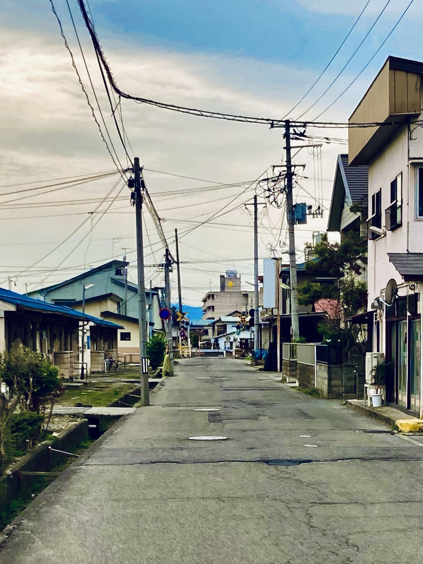田舎の小学生通学 通学路の路地｜iwasuko