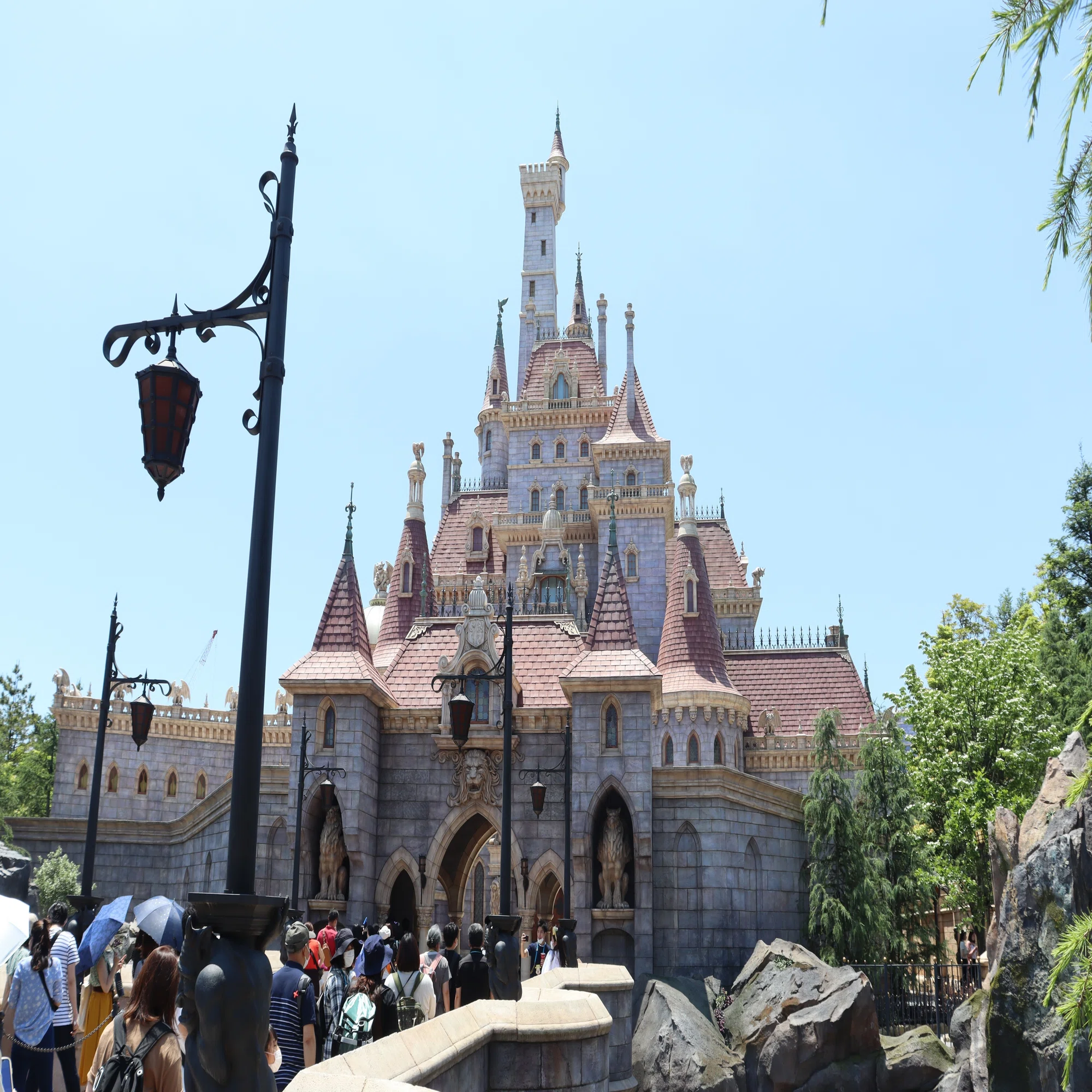世界のディズニーパーク全てに存在するアトラクションが「空飛ぶダンボ 