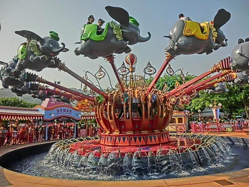 世界のディズニーパーク全てに存在するアトラクションが「空飛ぶダンボ 