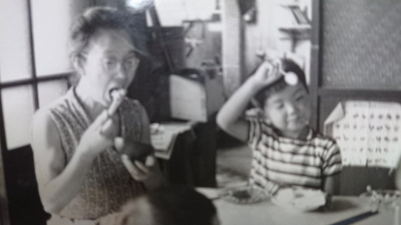 幼い頃の山下浩希さん（右）と祖母ミツさん＝山下ミツ商店提供