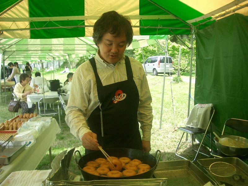地元のイベントで、豆乳おからドーナツ「ミツド」を揚げる山下浩希さん＝2005年ごろ（本人提供）