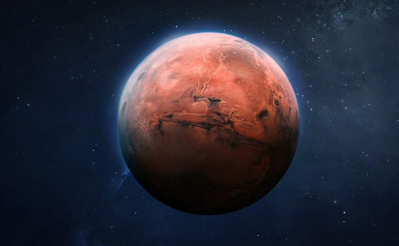宇宙にぽっかりと浮かぶ火星のイメージイラスト　赤い星だが、輪郭は神秘的に青白く光っている