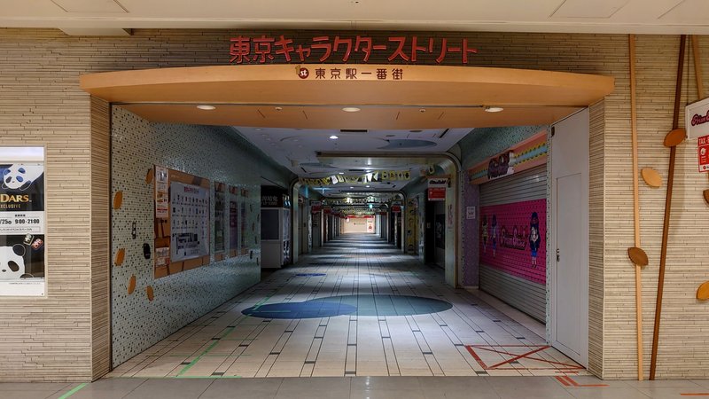 無人の東京駅一番街