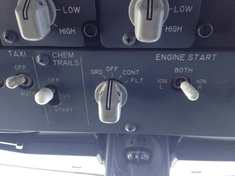 飛行機についているケムトレイルボタン（chemtrail）①　実は標準装備？