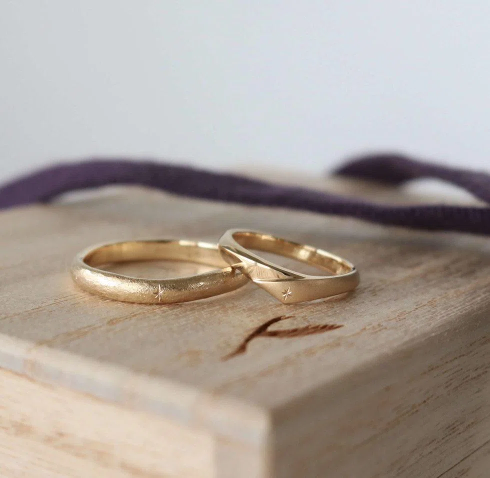シンプルな甲丸リングの結婚指輪の魅力とは｜様々なデザインの紹介｜鶴