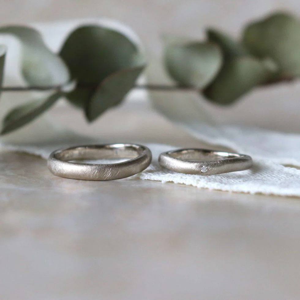 シンプルな甲丸リングの結婚指輪の魅力とは｜様々なデザインの紹介｜鶴