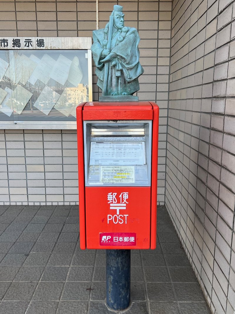 郵便ポスト上の銅像