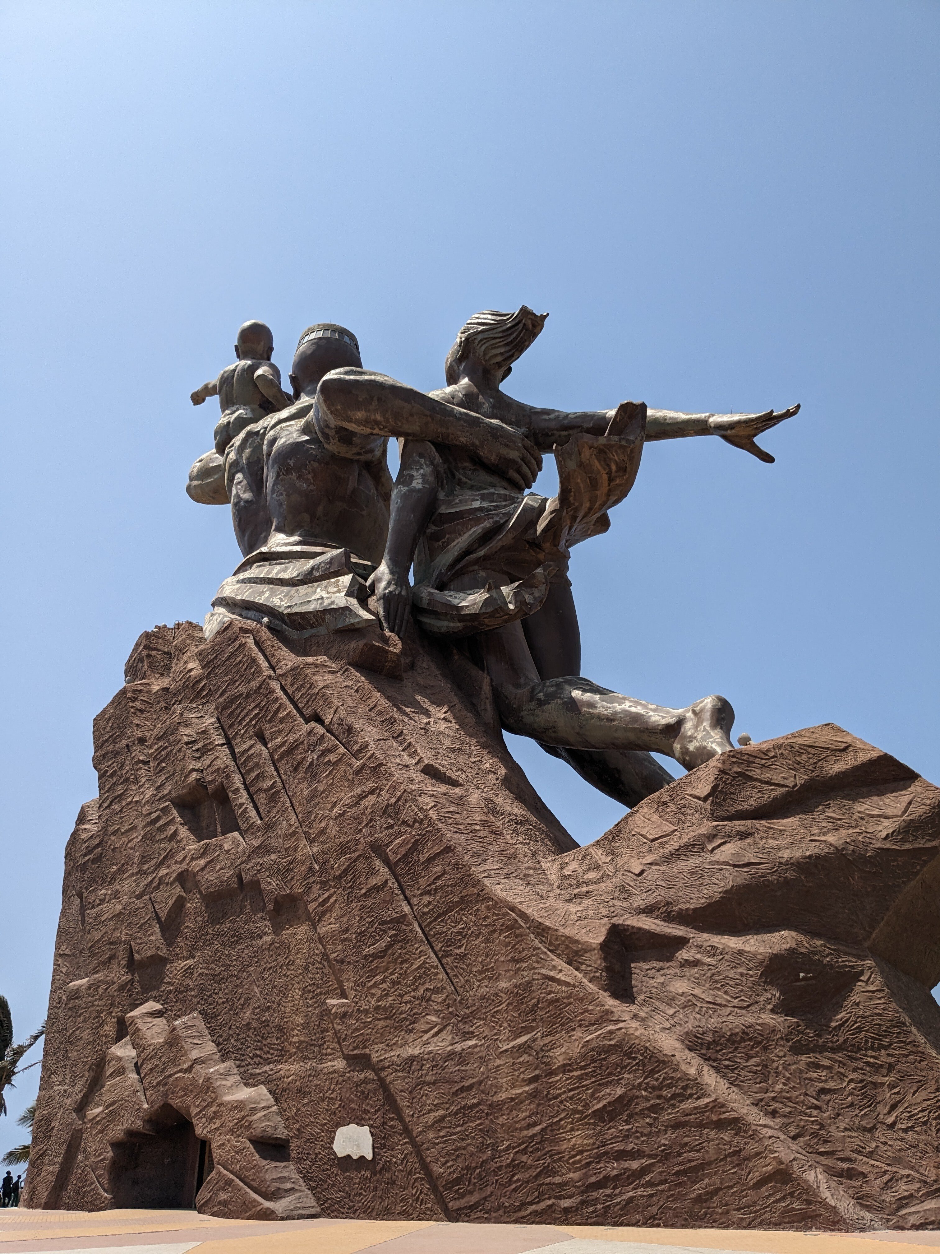 76日目_アフリカ・ルネサンスの像【セネガル／ダカール】｜いしかわ