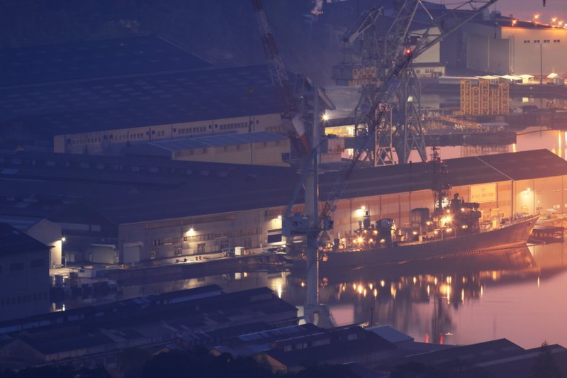 夜明け前の造船所は、独特な雰囲気が漂います