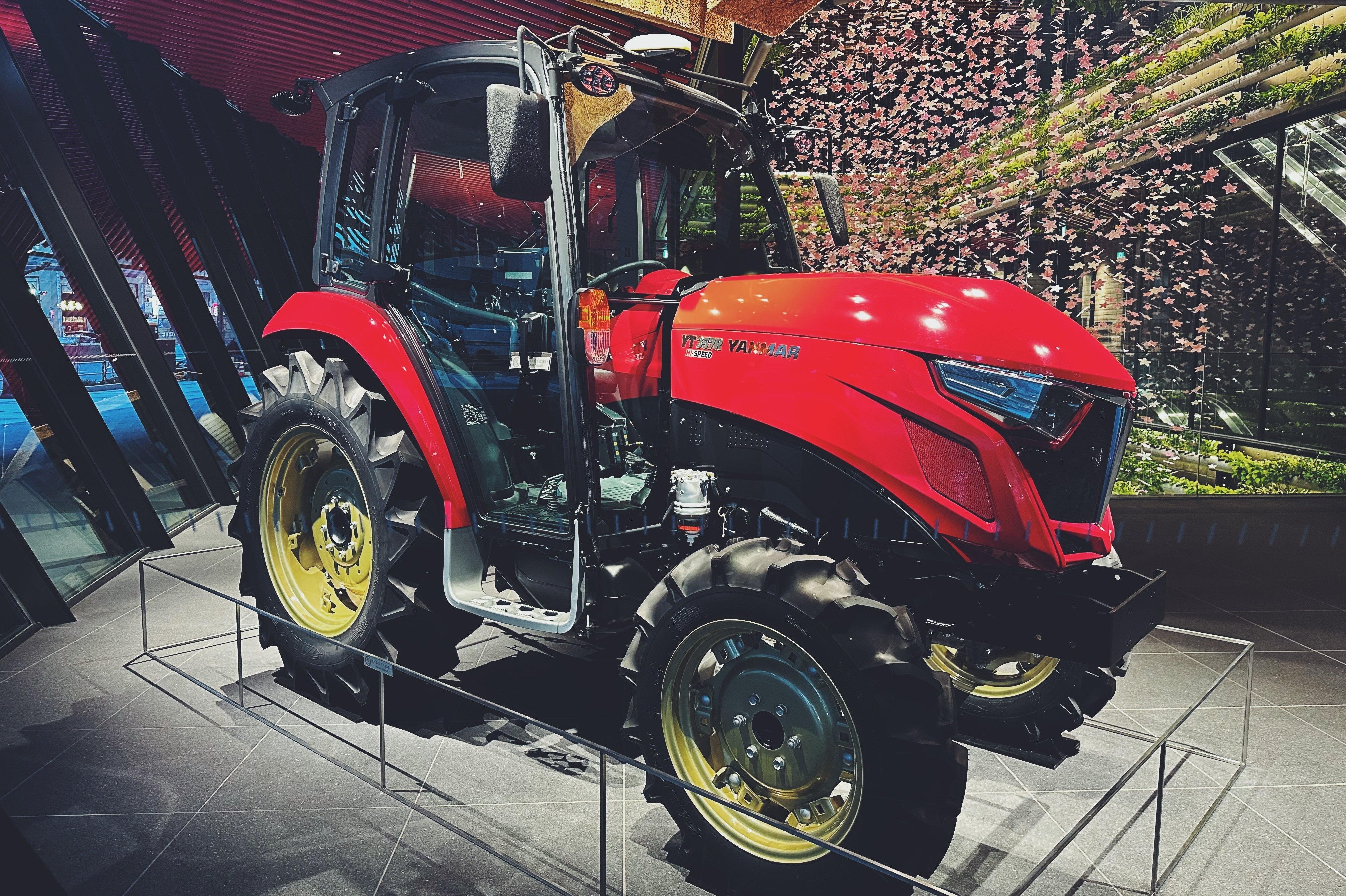 ヤンマー東京の赤いトラクター #5241｜稲垣純也