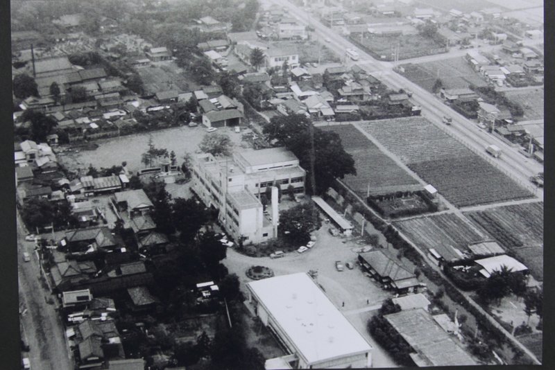昭和40年代前半の杉戸町役場　写真中心にあるのが昭和38年築の本庁舎　鉄筋コンクリート造3階建て　手前には昭和38年築の上原会館、昭和37年築の母子センターが建つ　右には国道４号