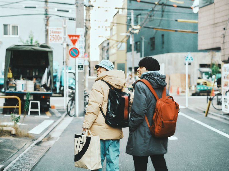 蔵前周辺を歩く岩見と岡田