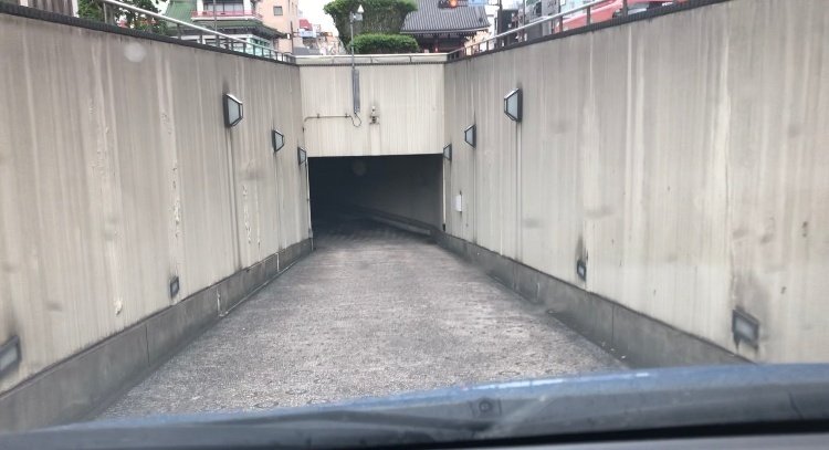 雷門地下駐車場の入口