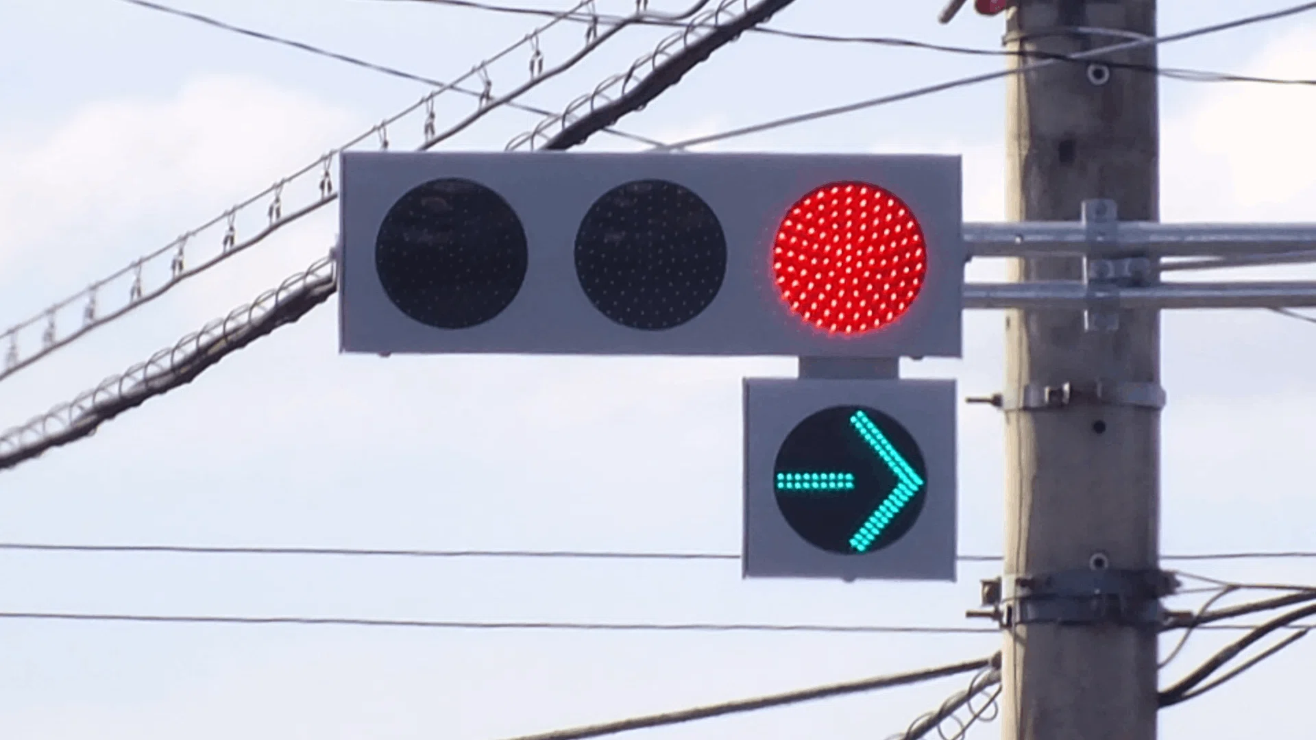信号機 信号灯器 信号電材株式会社　本物 信号電材低コスト250㎜＋右折矢印灯がある寺尾町北交差点 in 高崎