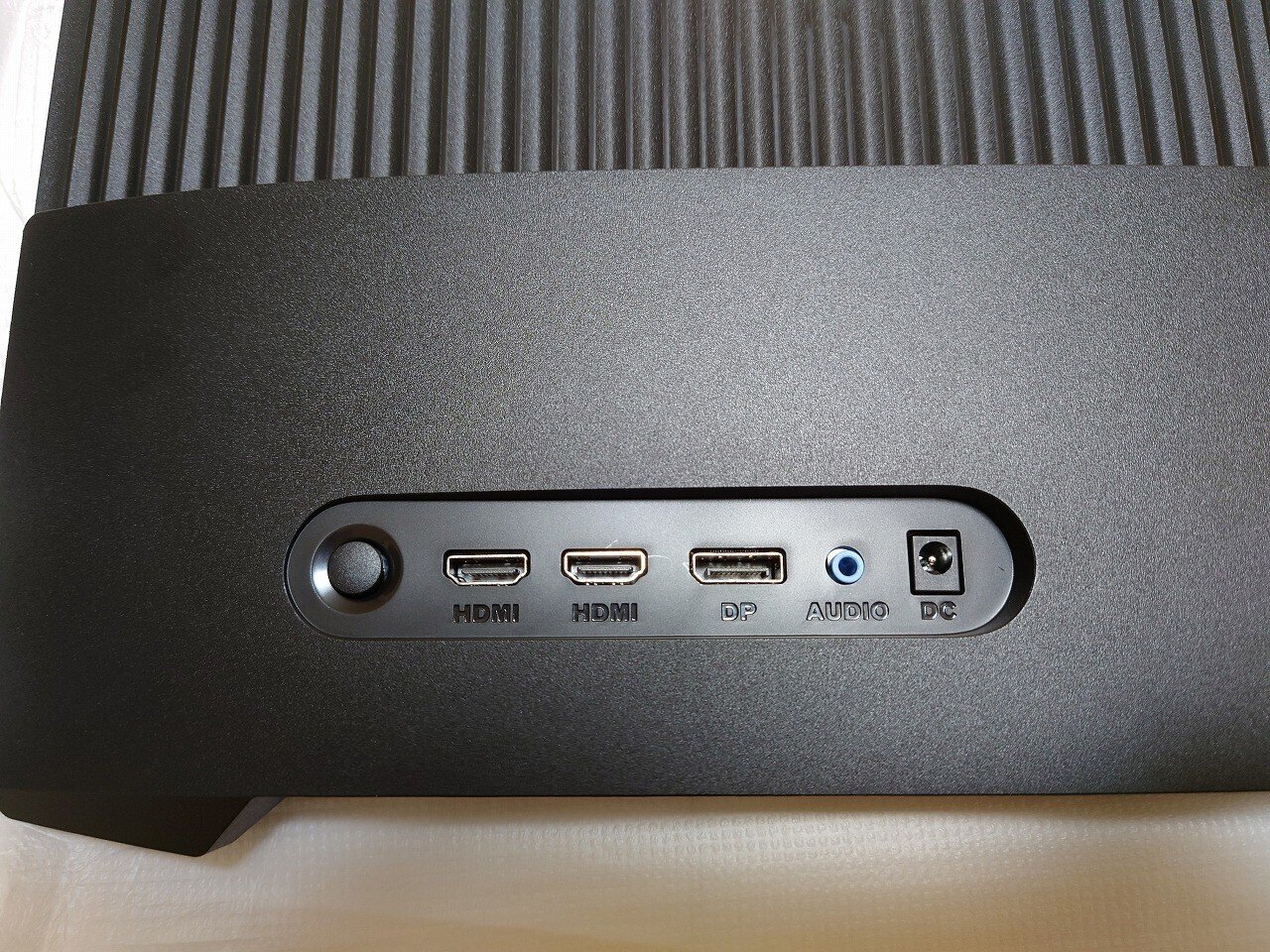 全てを見渡せるハイスペックなウルトラワイド：JAPANNEXT