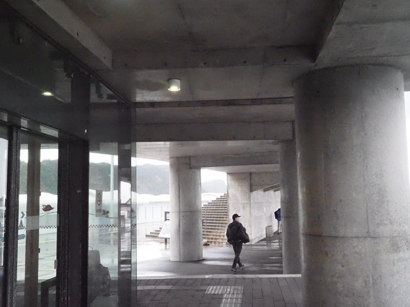 岡田港船客待合所の桟橋側出口から桟橋方面を撮影した画像