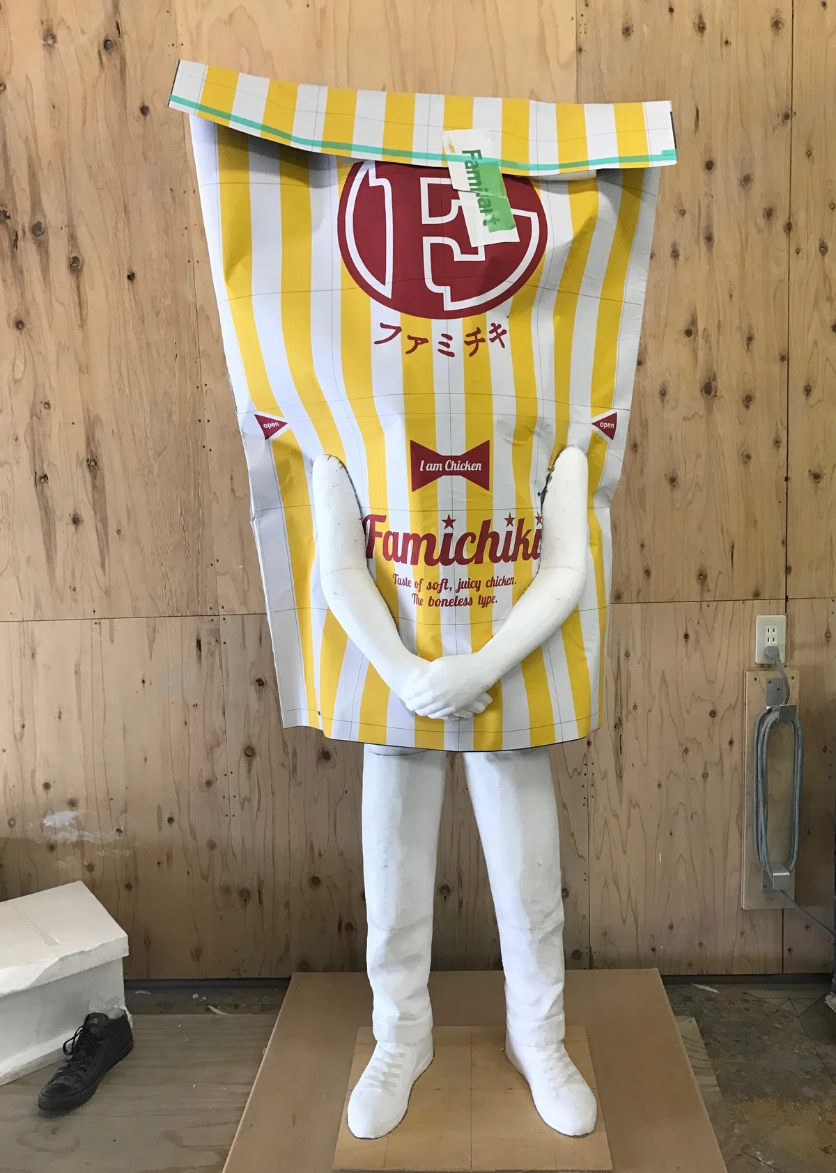 ファミチキ先輩 オブジェ制作｜美術造形制作工房 松丘屋スタジオ