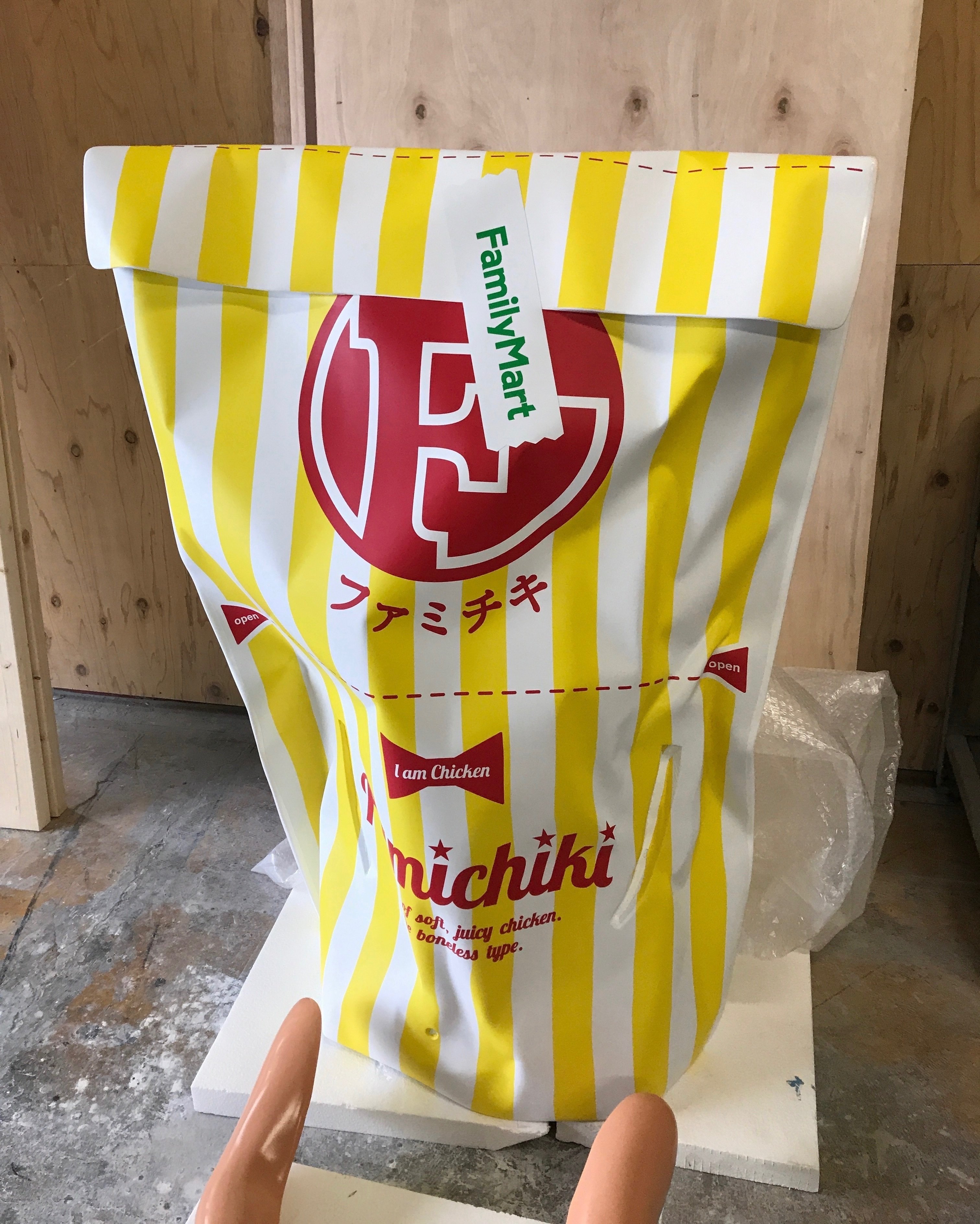 ファミチキ先輩 オブジェ制作｜美術造形制作工房 松丘屋スタジオ