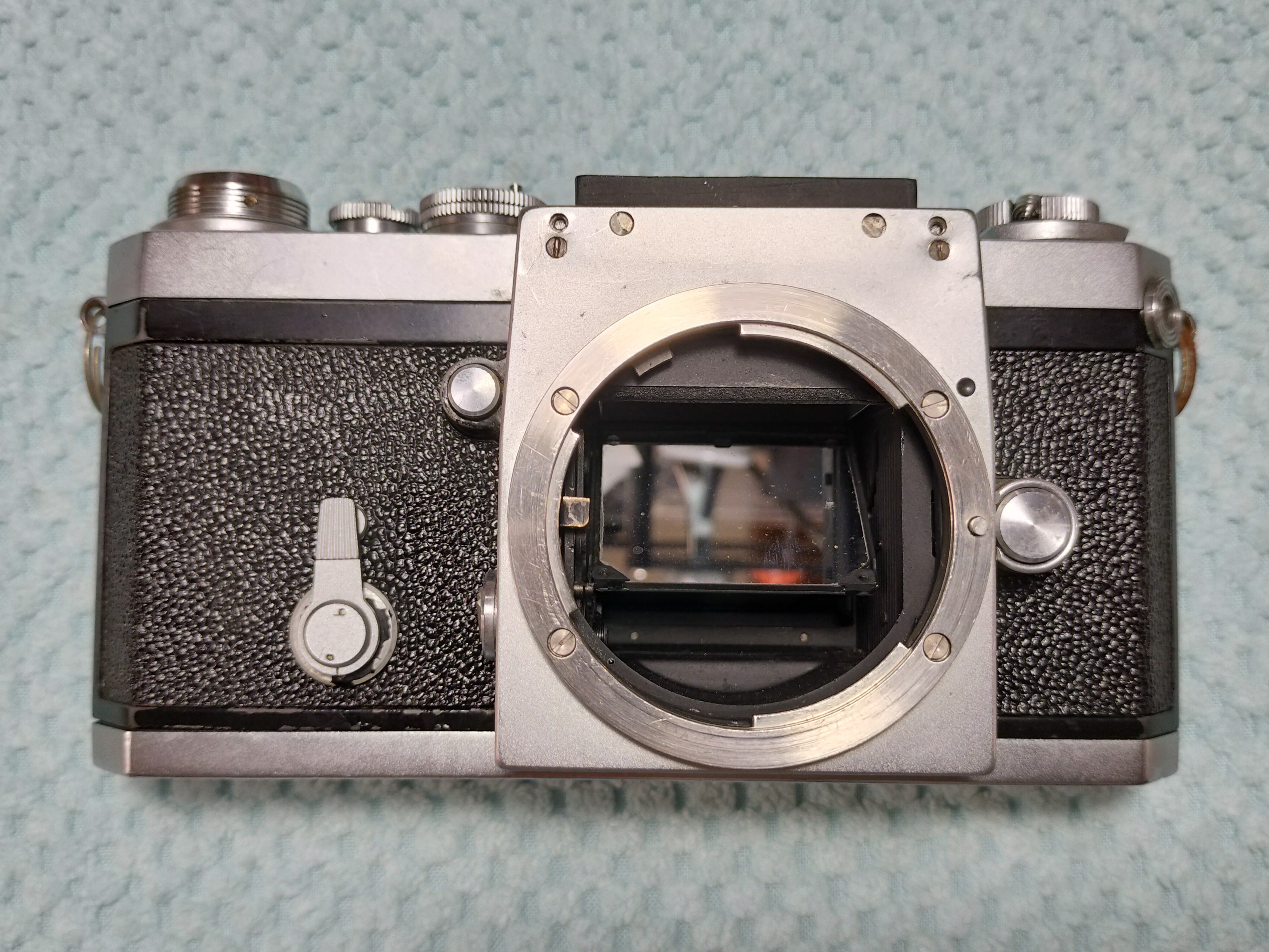 Nikon Fの分解｜フィルムカメラ修理のアクアカメラ