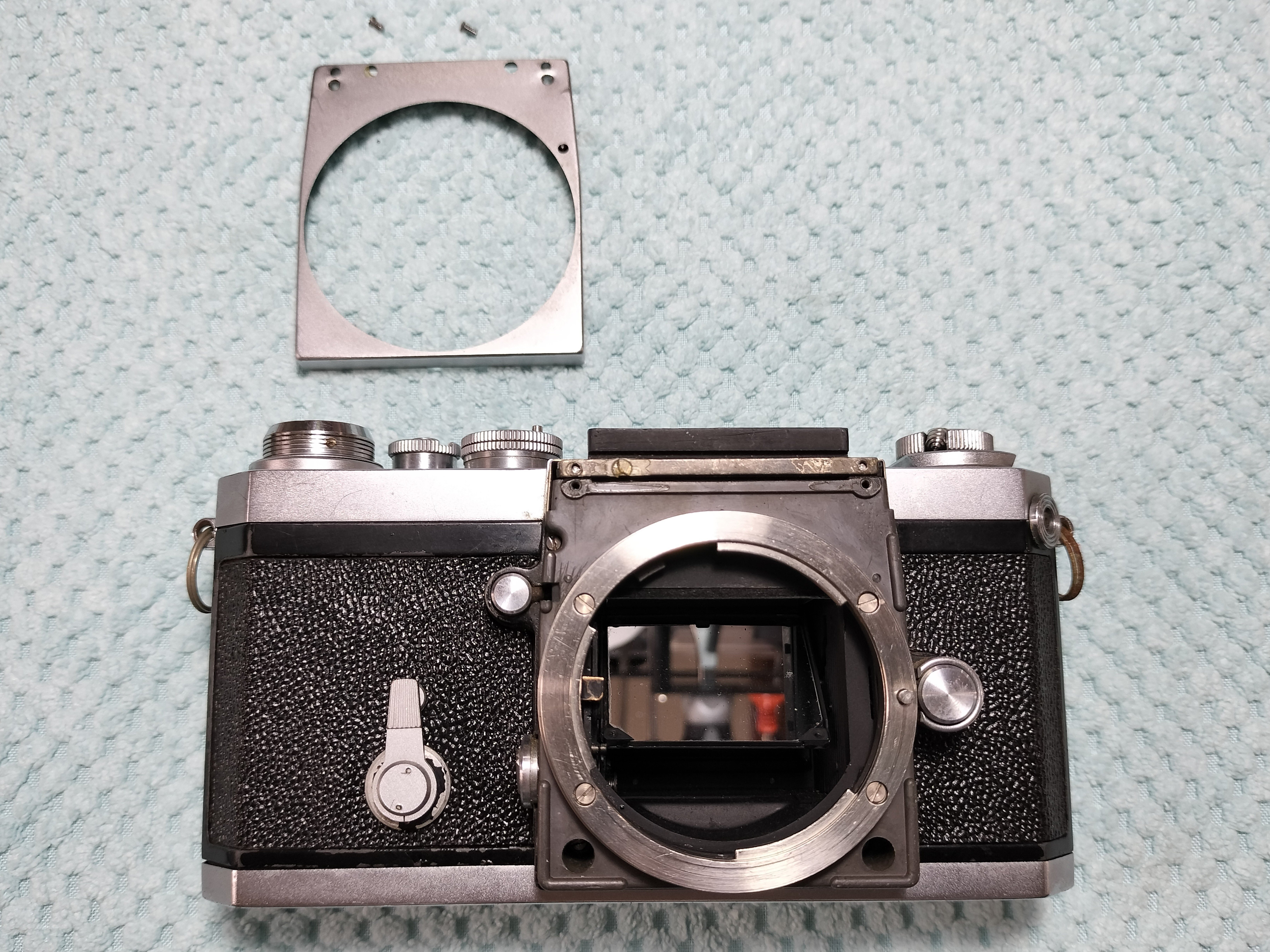 Nikon Fの分解｜フィルムカメラ修理のアクアカメラ