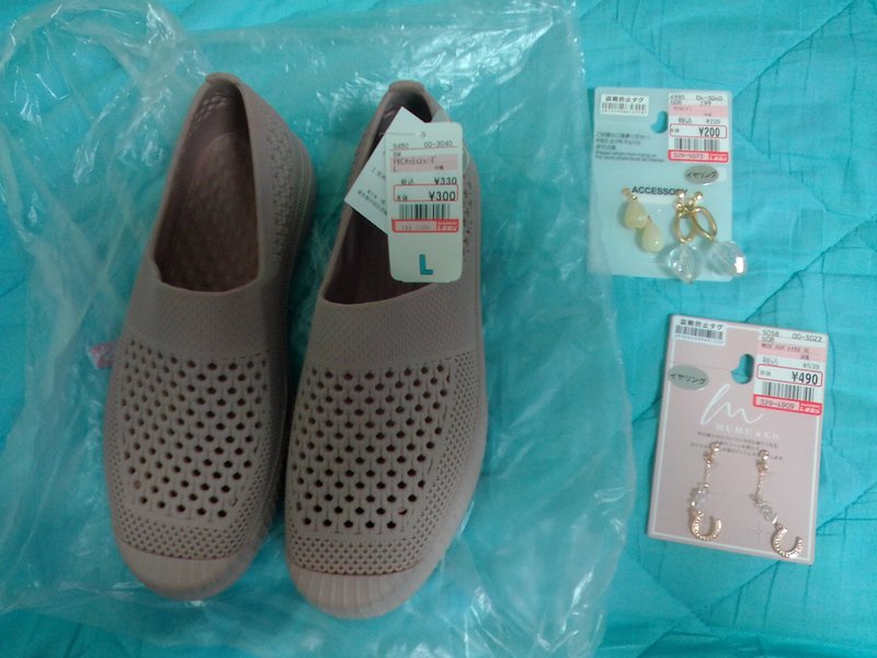 ３００円の靴👞がどんなモノか？買ってみた。(^^)/　黒サンダル３００円は、いっぱい残っていた。２００円で２個セットのイヤリング、馬蹄イヤリングをゲット!😍