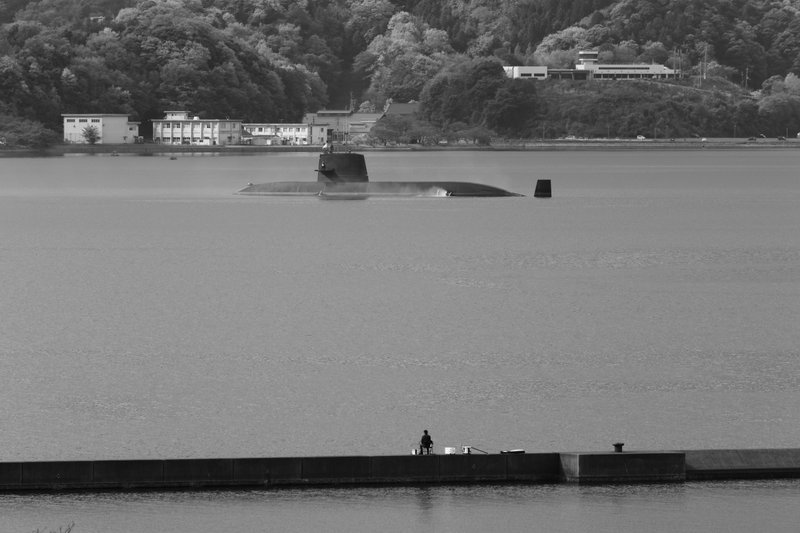 待つ釣り人。入港を待つ潜水艦。時が止まったように動きがありません。